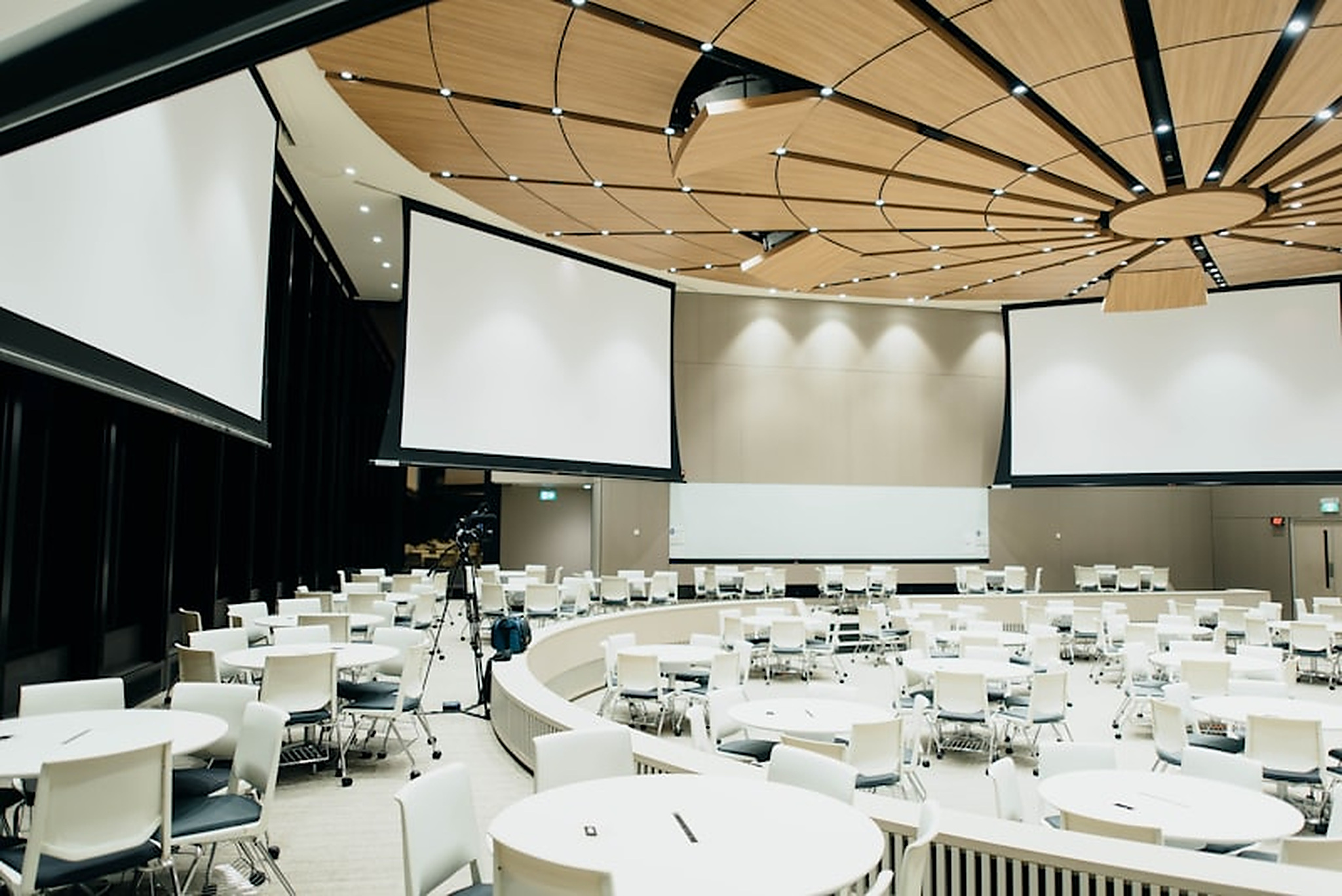 Confidential FTSE 100 Client: Global leadership summit for 2,400 delegates across 3 continents — Global leadership summit for 2,400 delegates across 3 continents — events project delivered for Confidential FTSE 100 Client in Financial Services
