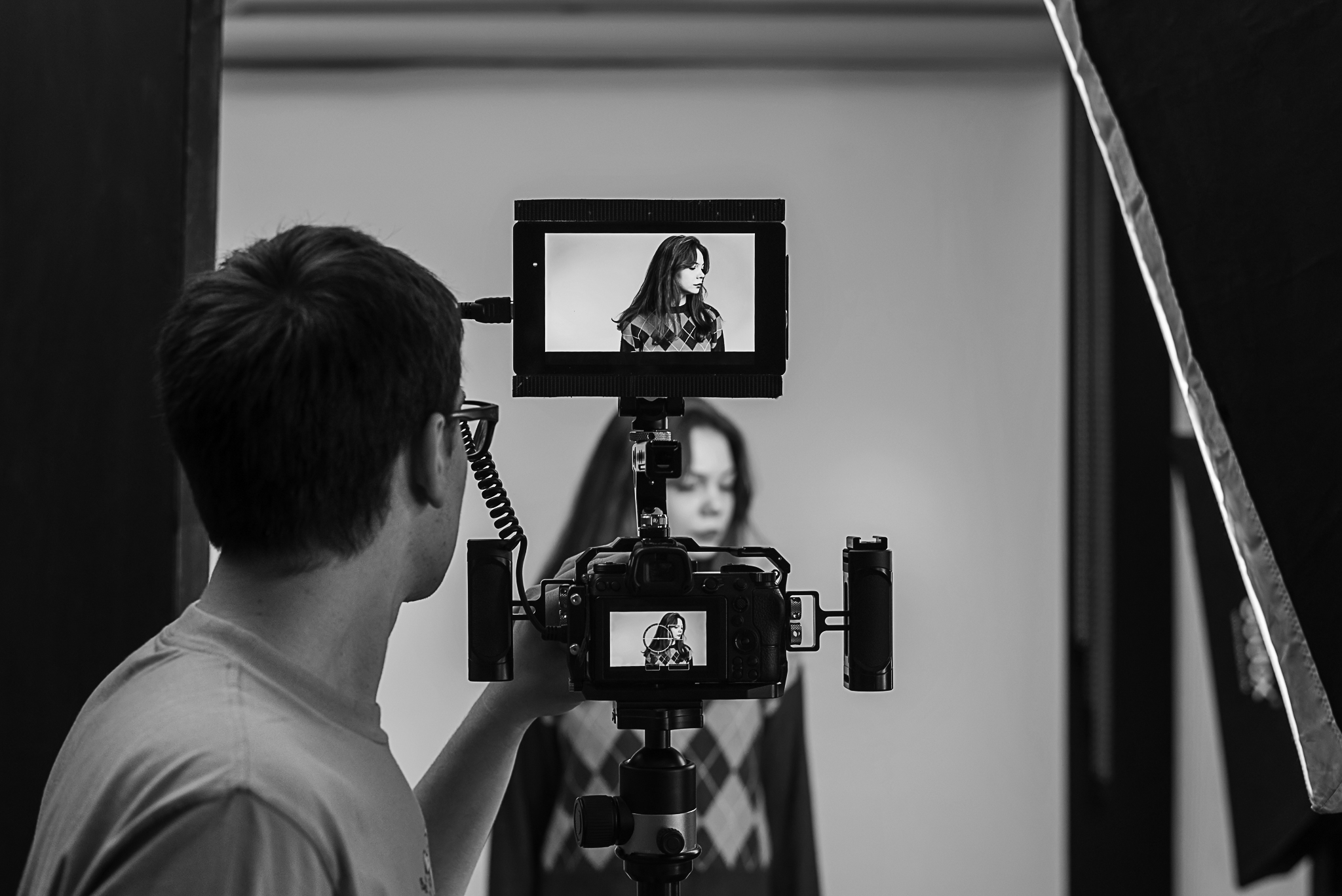 professional-photographer-shooting-a-young-woman-2023-11-27-05-04-41-utc