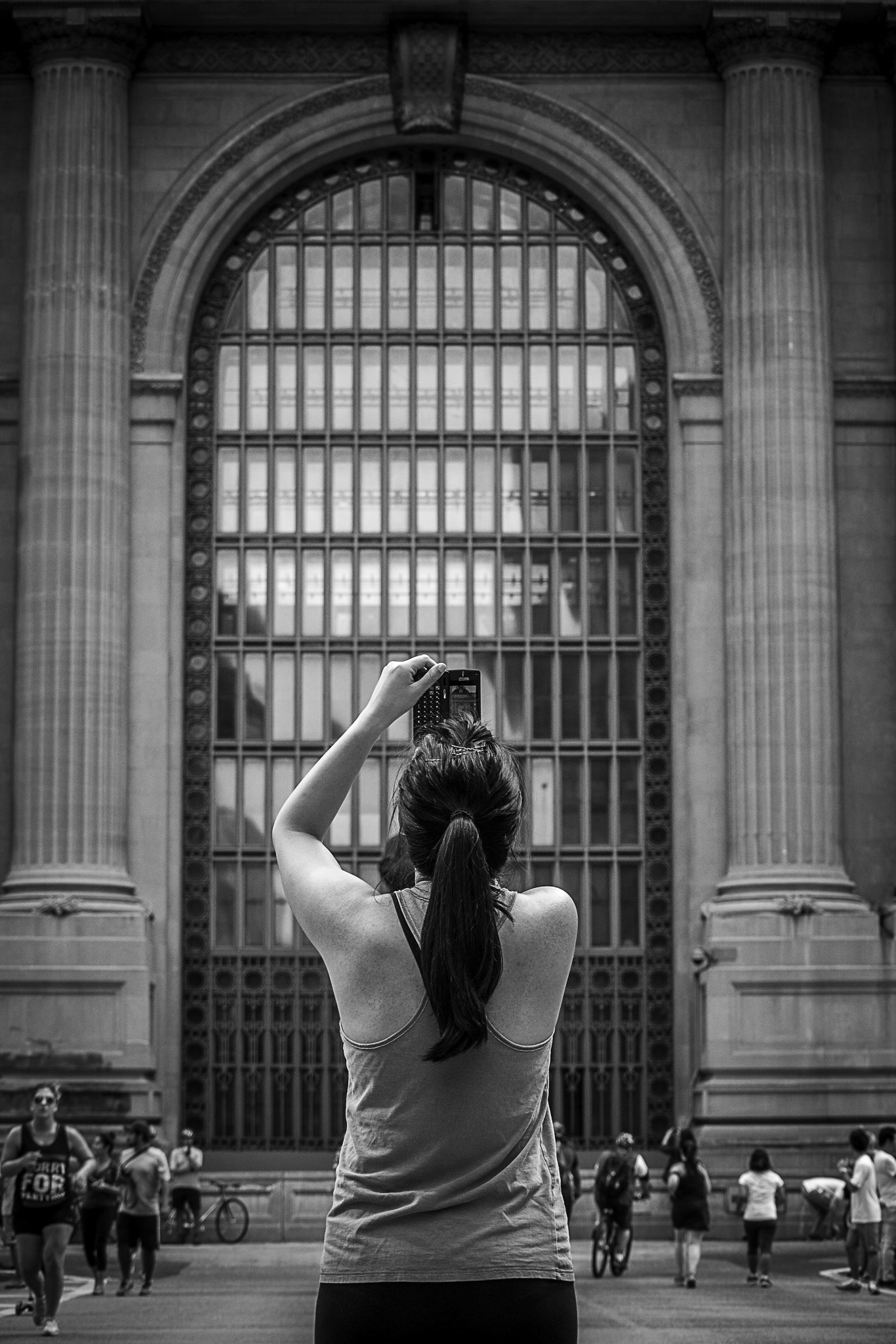 woman-using-her-phone-to-take-pictures-in-nyc-2024-05-13-05-33-22-utc