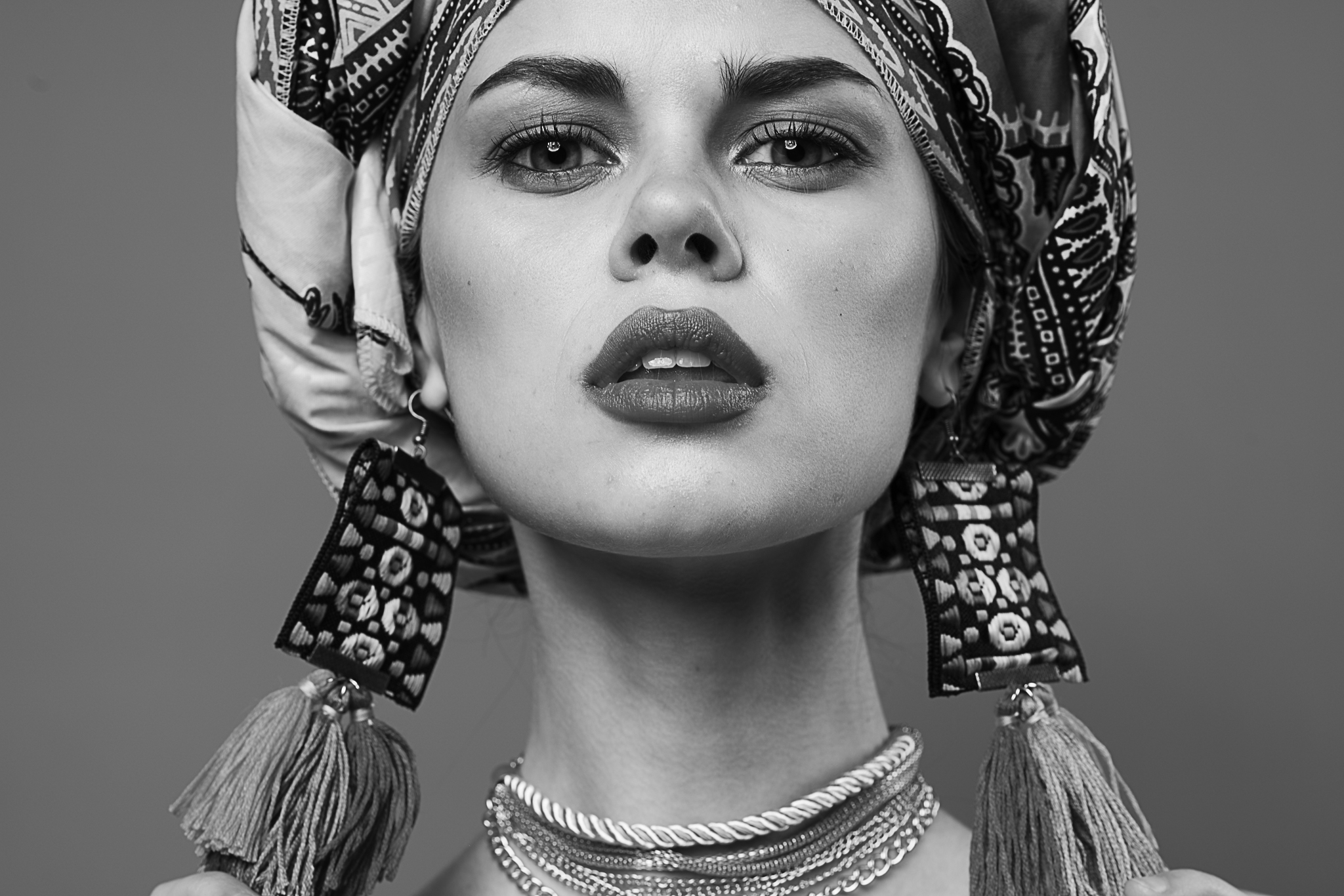 woman-wearing-multicolored-turban-decoration-attra-2023-11-27-05-23-04-utc